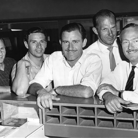 Bruce McLaren, Jim Clark, Graham Hill, Franck Gardner et Colin Chapman se retrouvent  aux antipodes après les grand prix sur le vieux continent Bruce McLaren, Jim Clark, Graham Hill, Franck Gardner et Colin Chapman se retrouvent  aux antipodes après les grand prix sur le vieux continent